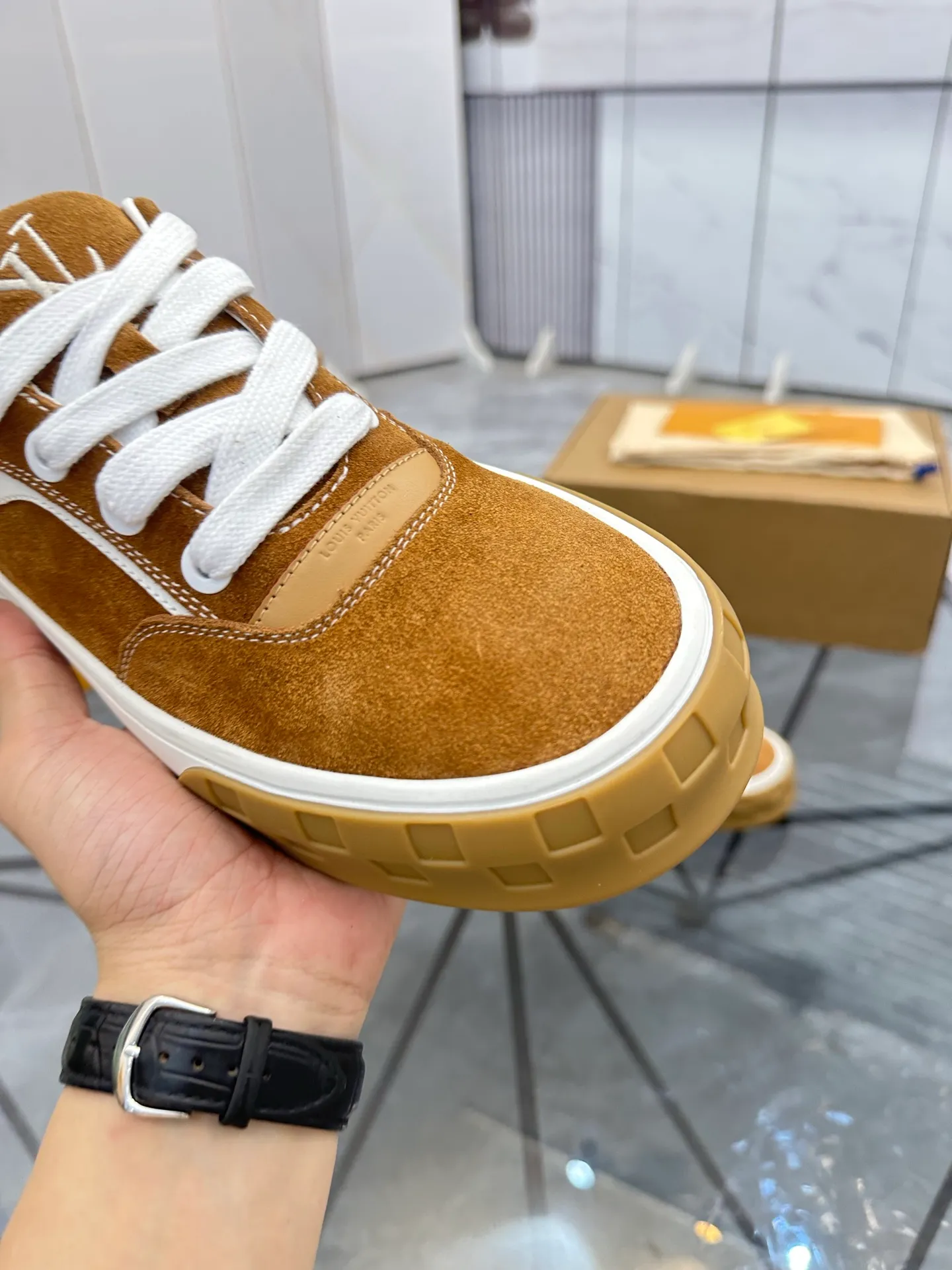 Men's shoes for sale 💰: 💰P660¥ Top quality Comes with airplane case Product trademark: LV* "Louis Vuitton*" low-top casual shoes Regular size: 35-44 (can be customized to 45) Couple style Product materials: imported nubuck leather upper, sheepskin lining, original outsole. Number: 819